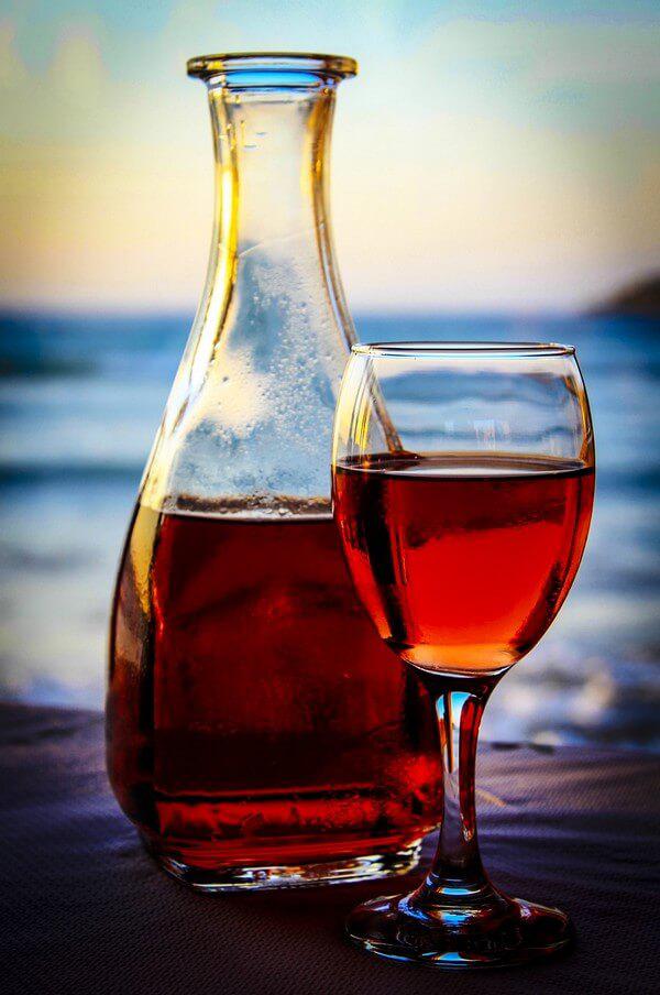 Dégustation de vin rosé en terrasse