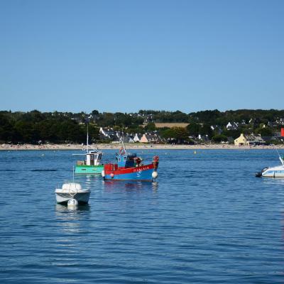 Petit bateau de pêche au mouillage au port du Cap-Coz
